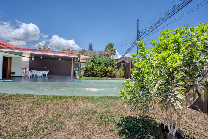 Casa de una sola planta con cancha de pickleball. en Palmares, Alajuela — ₡ 115 000 000