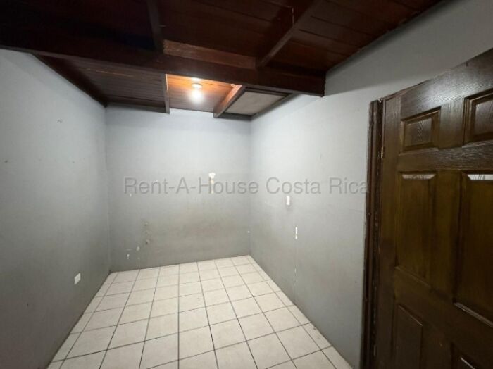 Propiedad de inversión con casa principal y 8 apartamentos en Hatillo #26-2124 GS en Hatillo, San José — $348,000