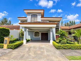 Venta de Casa de Lujo en Condominio, Cartago San Isidro