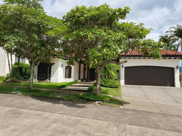 HERMOSA RESIDENCIA DE UN NIVEL  EN  CONDOMINIO BOSQUES DE LINDORA in Santa Ana, San José — $775,000 - Photo 2 of 24