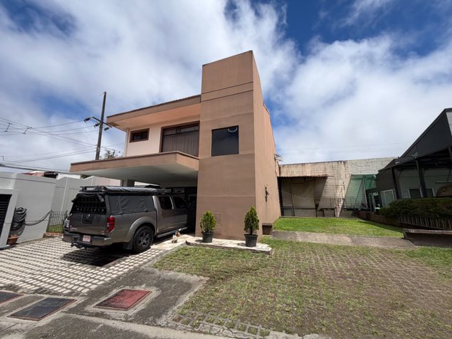 Venta de casas en Cartago, a 300m de Walmart Los Ángeles en San Rafael, Oreamuno, Cartago — ₡ 123 000 000
