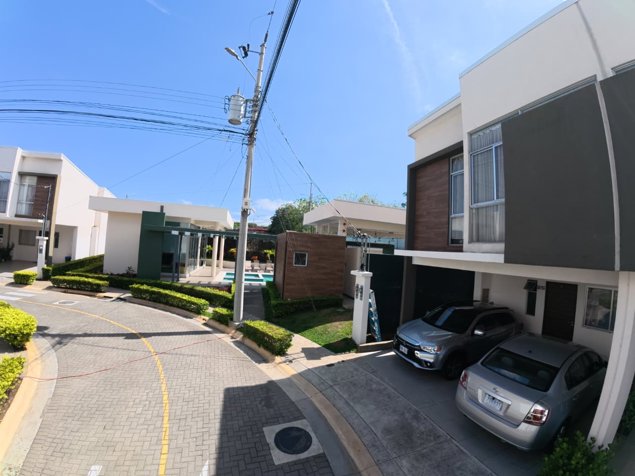 Venta de casa en condominio Tibas Urbano in San Vicente, Moravia, San José — ₡ 98 000 000