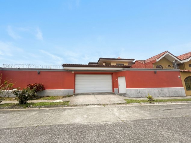 Venta de Casa en Residencial Quizarco en San Vicente, Santo Domingo, Heredia — $475,000 - Foto 1 de 15