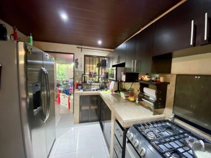 Venta de casa en lote de 876 m2 en la Garita Alajuela en Garita, Alajuela — $208,000