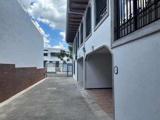 PARA INVERSION Propiedad con 2 apartamentos en Trejos Montealegre en San Rafael, Escazú, San José — $400,000