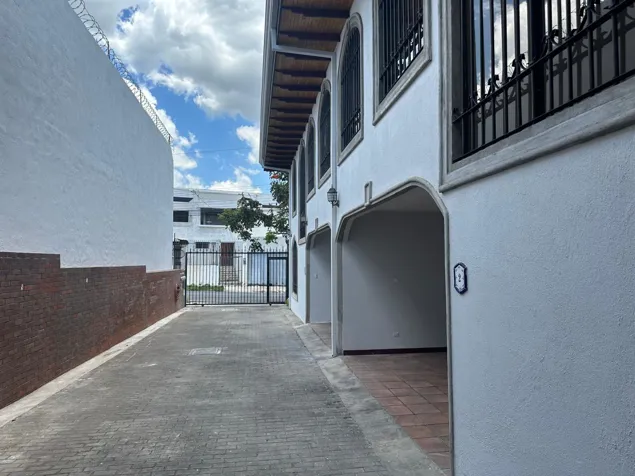 PARA INVERSION Propiedad con 2 apartamentos en Trejos Montealegre en San Rafael, Escazú, San José — $400,000