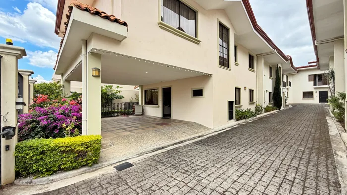 Alquiler casa elegante con balcón y jardín, Pozos, Santa Ana. (FE) en Pozos, Santa Ana, San José — $1,800 - Foto 3 de 18