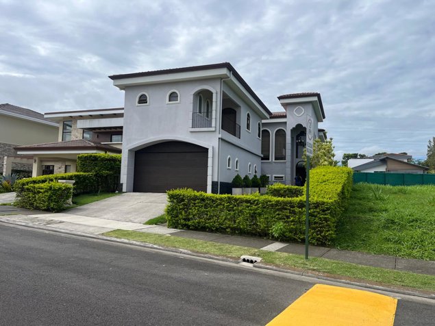 VENTA. ESPECTACULAR RESIDENCIA EN CONDOMINIO TOURNON in Santo Domingo, Heredia — $850,000