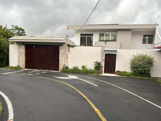 CASA INDEPENDIENTE EN VENTA con hermosa vista | ESCAZÚ en San Rafael, Escazú, San José — $485,000
