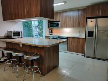 ALQUILER DE CASA AMUEBLADA, ESCAZU, GUACHIPELÍN, CONDOMINIO VILLA SOLE en Escazú, San José — $3,600 - Foto 3 de 16