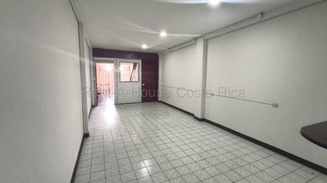 ALQUILER DE AMPLIO LOCAL EN UNA MUY BUENA UBICACIÓN. MERCEDES HEREDIA en Mercedes, Heredia — ₡ 350 000