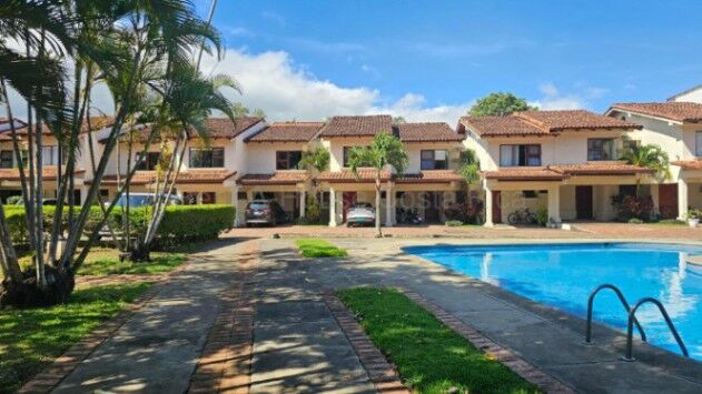 CASA EN ALQUILER EN CONDOMINIO VISTA VERDE CARIARI HEREDIA. en Heredia — ₡ 700 000