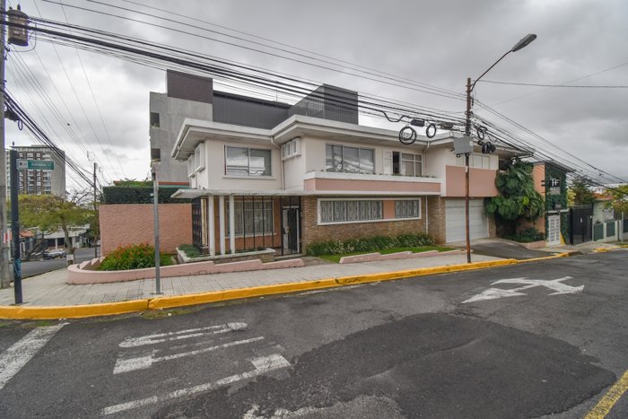 Casa Esquinera con uso mixto de 520m2 en Barrio Escalante in Carmen, San José — $545,000