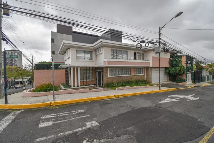 Corner House with Mixed-Use Zoning of 520m2 in Barrio Escalante in Carmen, San José — $545,000