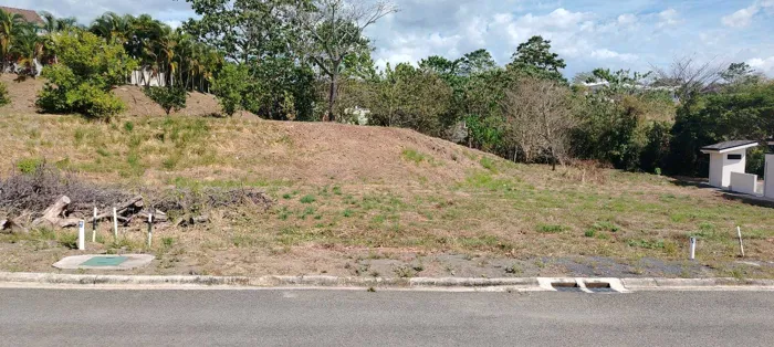 Lote A34 de 937 m2 en Costa Dorada, plano y listo para construir, con vista parcial al océano en Cuajiniquil, Santa Cruz, Guanacaste — $120,000