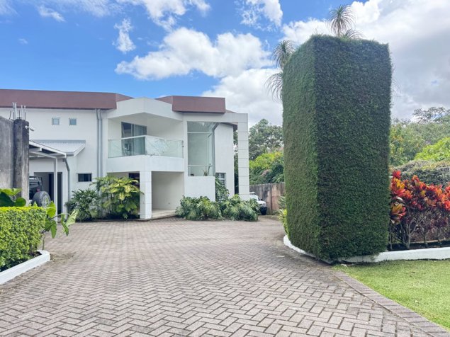 SE VENDE CASA MODERNA ESPECTACULAR EN SAN ISIDRO DE HEREDIA in San Isidro, Heredia — $650,000 - Photo 3 of 16