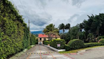 Venta de casa de 3 plantas con terrazas y amplios espacios #26-1085 GS