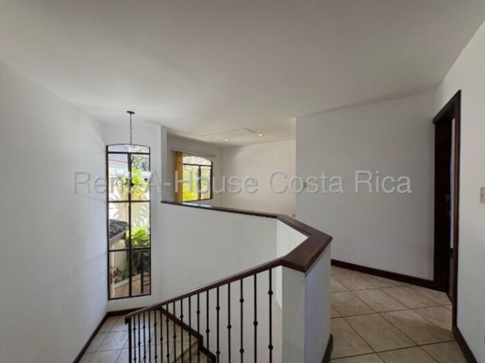 Casa en exclusivo condominio con piscina y potencial de ampliación #26-1475 GS en San Rafael, Escazú, San José — $1,950