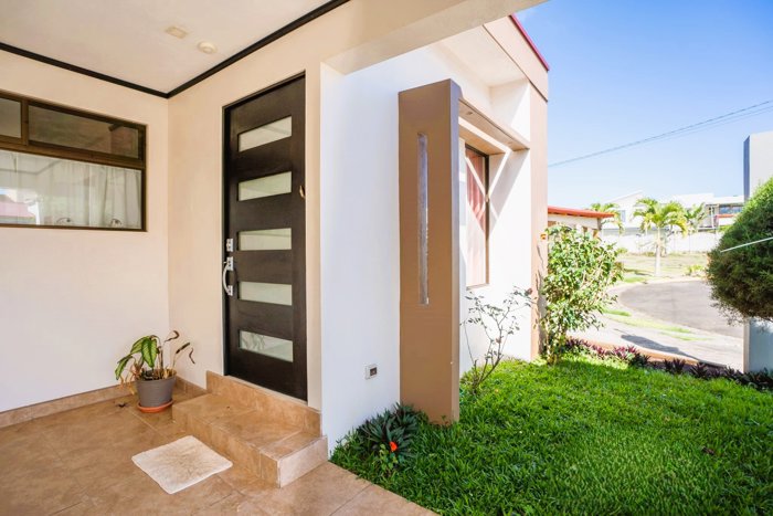 SE VENDE CASA EN RESIDENCIAL, SAN RAMON in San Ramón, Alajuela — $235,000 - Photo 3 of 18