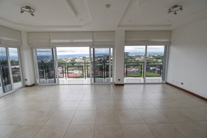 Espacioso Apartamento de 2 Habitaciones en Escazú en San Rafael, Escazú, San José — $1,750 - Foto 2 de 29