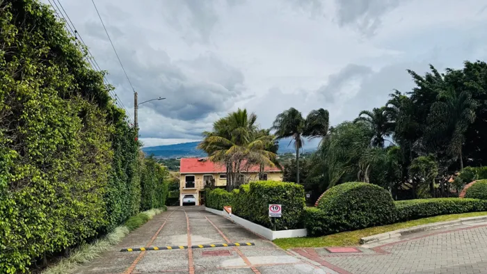 Venta de casa de 3 plantas con terrazas y amplios espacios #26-1085 GS en San Rafael, Escazú, San José — $540,000