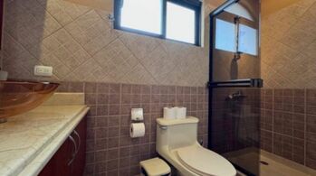 Se vende espaciosa casa con patio en Condominio Lomas de Granadilla 26-65 en Granadilla, Curridabat, San José — $325,000 - Foto 4 de 17