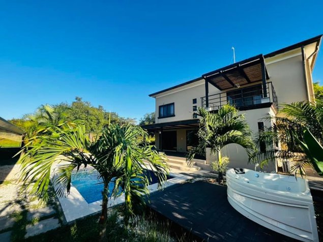 Casa en Curubandé 5 hab 6 baños 8 garajes en Curubandé, Liberia, Guanacaste — $525,000 - Foto 2 de 36