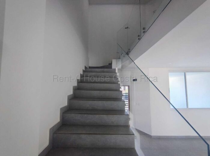 Venta de Amplia Casa Moderna de 4 habitaciones en San Rafael de Heredia 26-1686  in San Josecito, San Rafael, Heredia — $315,000