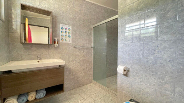 Amplia propiedad en venta de 1013 m², con tres apartamentos en Venta OFC/AD en Tamarindo, Santa Cruz, Guanacaste — $335,000