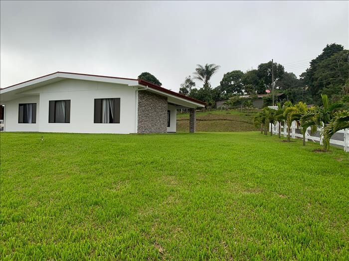 Hermosa Quinta  en San Juan, Naranjo, Alajuela — ₡ 130 000 000