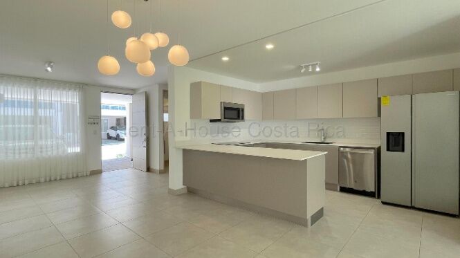 Se alquila casa en San Rafael Escazú 26-1584 in San Rafael, Escazú, San José — $2,300