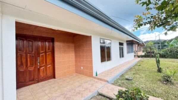 BELLA CASA Y PROPIEDAD CÉNTRICA EN SAN VITO DE COTO BRUS.  in San Vito, Coto Brus, Puntarenas — ₡ 62 000 000