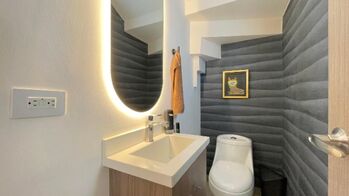 Oportunidad Llave en Mano: Casa Moderna con Deck y Línea Blanca en Escazú in San Antonio, Escazú, San José — $215,000 - Photo 5 of 17