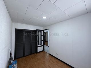 Venta de Casa de un Nivel Renovada en Sabanilla de Montes de Oca. RAH 27-743 en Sabanilla, Montes De Oca, San José — 175 000 000 ₡ - Foto 4 de 12