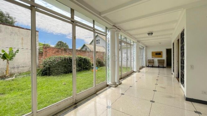 Venta de casa de un nivel con uso mixto y amplio terreno en San José #27-167 GS in Carmen, San José — $850,000
