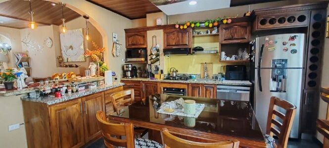 MLS-26-27 LS VENTA EDIFICIO COMERCIAL CON APARTAMENTOS Y LOCALES HEREDIA CENTRO  in Heredia — $1,200,000