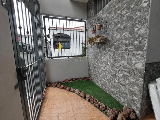 Casa renovada con amplia terraza en San Pablo de Heredia in San Pablo, Heredia — ₡ 115 000 000