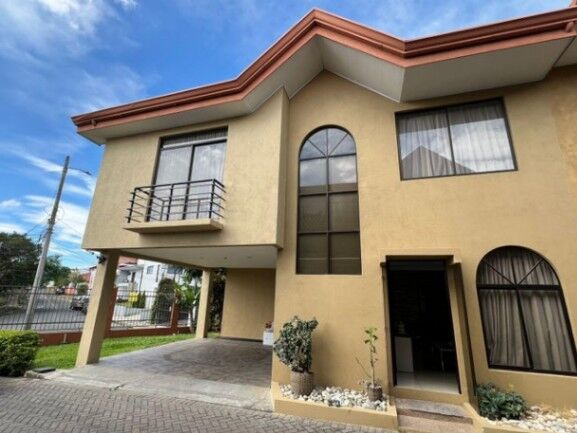 Se vende espaciosa casa de 2 plantas en San Rafael Escazú 26-54 en San Rafael, Escazú, San José — $210,000