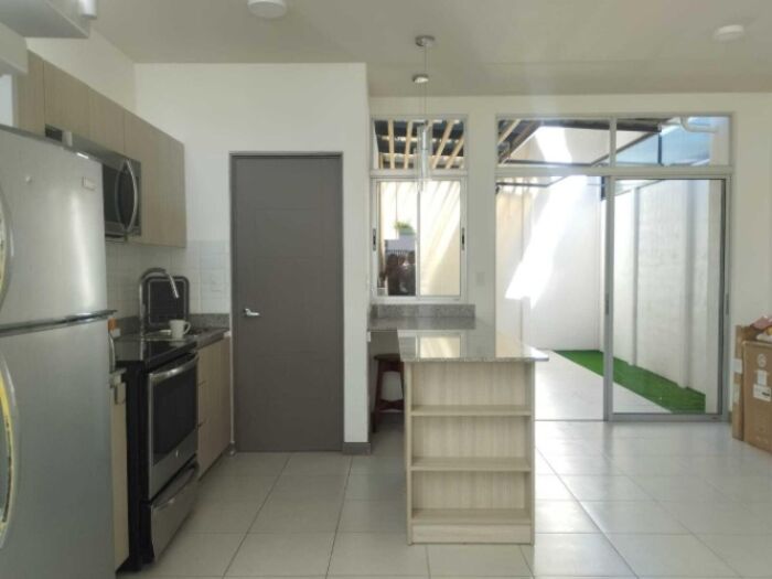 Se vende casa con mucha luz natural en Mercedes Heredia 26-1071 en Mercedes, Heredia — ₡ 77 500 000