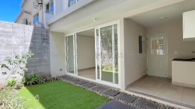 Alquiler de casa contemporánea con jardín privado en Escazú #26-2145 GS en San Rafael, Escazú, San José — $2,300