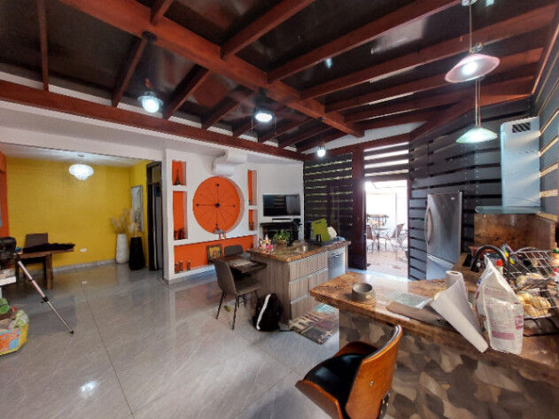 Alquiler de casa Pozos norte Santa Ana , cuarto de servicio completo en Pozos, Santa Ana, San José — $1,800