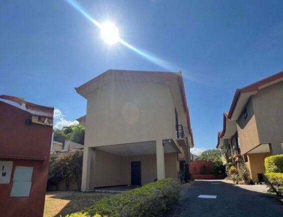 Se vende espaciosa casa de 2 plantas en San Rafael Escazú 26-54 en San Rafael, Escazú, San José — $210,000