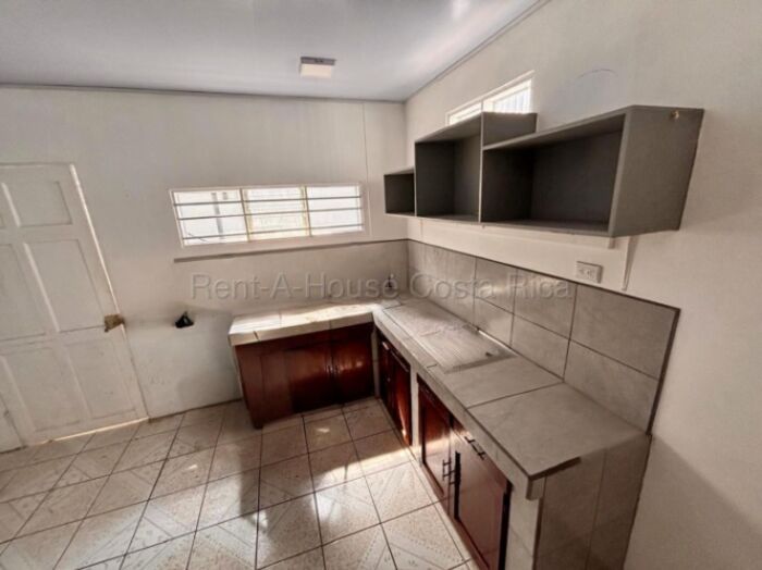 Edificio con 4 unidades y local comercial generando ingresos #26-1672 GS in Heredia — $319,150