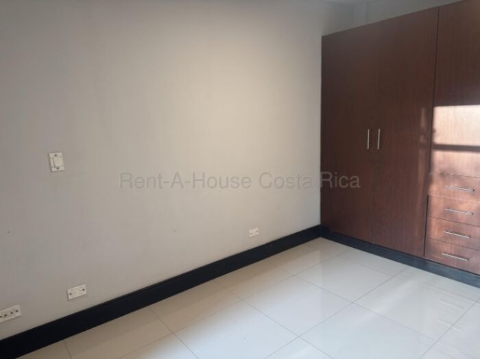 Moderno apartamento con balcón, A/C, línea blanca y amenidades en condominio #26-1696 GS in Brasil, Santa Ana, San José — $195,000