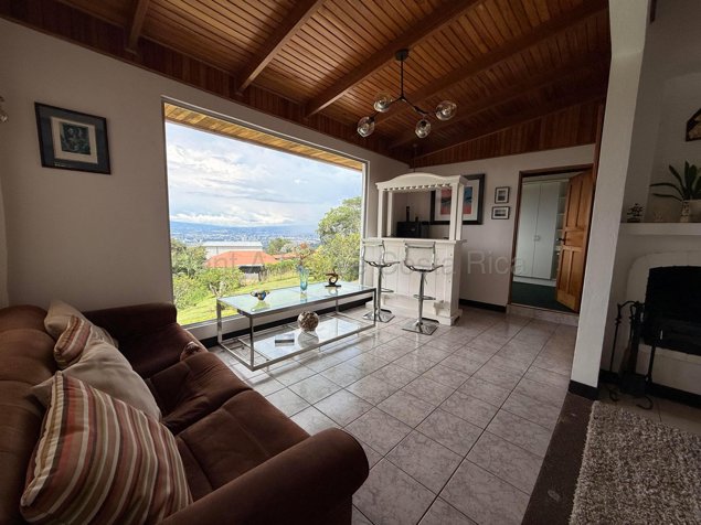 Alquiler de casa de 5 dormitorios con vistas a las montañas y miniapartamento #27-600 GS in San Antonio, Escazú, San José — $4,500 - Photo 2 of 11