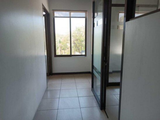 Se alquila oficina en centro comercial de Escazú 23-2993 en Escazú, San José — $2,960