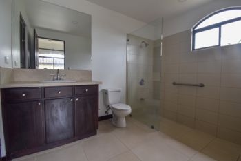Casa de un solo nivel con 3 Habitaciones en Lindora in Pozos, Santa Ana, San José — $4,000 - Photo 5 of 35