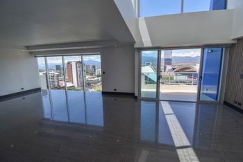 Penthouse de 3 habitaciones en La Sabana en Mata Redonda, San José — $4,800 - Foto 2 de 40