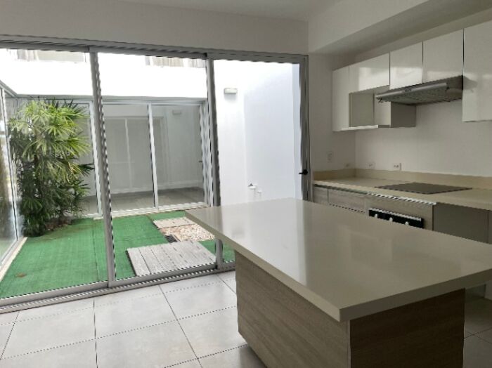 Casa Moderna y Amplia en Condominio en San Rafael, Alajuela — $1,600