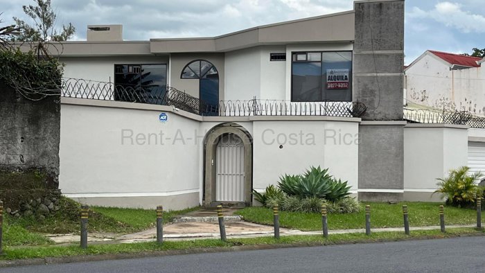 Alquiler de casa con amplio jardín y chimeneas en Granadilla #27-786 GS en Granadilla, Curridabat, San José — $420,000